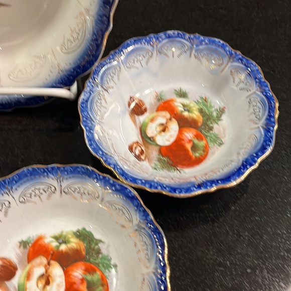Vintage Flow Blue Bowl with 6 matching fruit bowls. Gold trim and fruit motif. - Picture 8 of 16